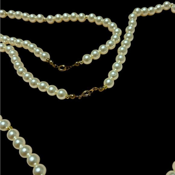 Pearl Necklace - Picture 2 of 3